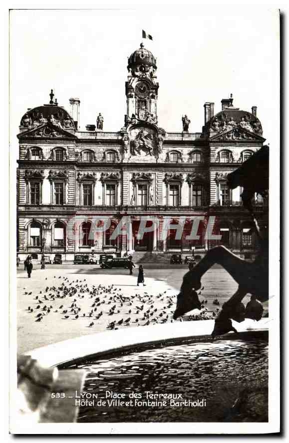 CPA Lyon Place des Terreaux Hotel de Ville et Fontaine Bartholdi 