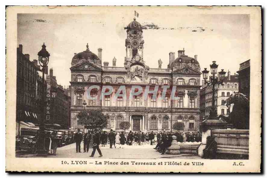 CPA Lyon La Place des Terreaux et l'Hotel de Ville 