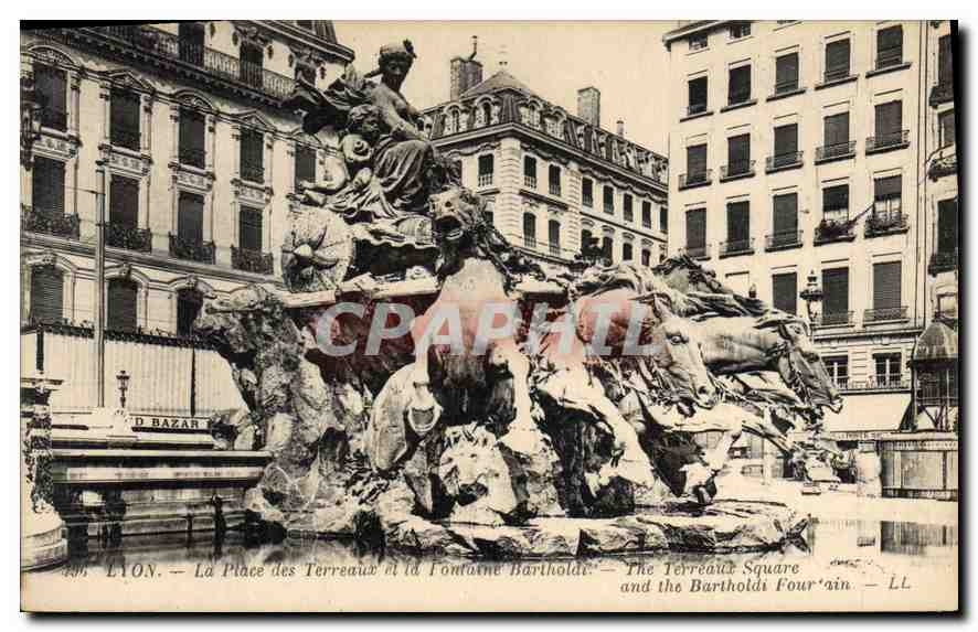 CPA Lyon La Place des Terreaux et la Fontaine Bartholdi