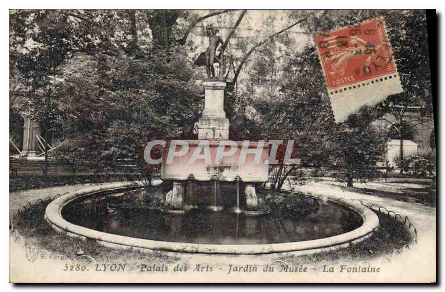 CPA Lyon Place des Arts Jardin du Musee La Fontaine 