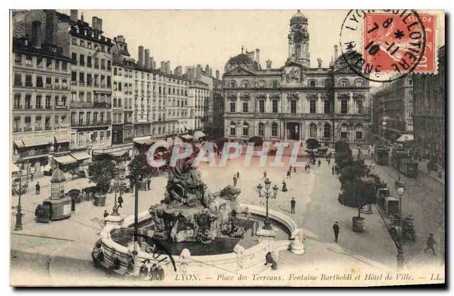 CPA Paris Place des Terreaux Fontaine Bartholdi et Hotel de Ville 
