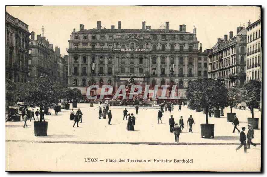 CPA Lyon Place des Terreaux et Fontaine Bartholdi
