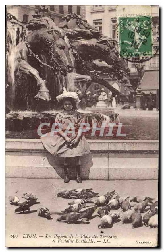CPA Lyon Les Pigeons de la Place des Terreaux et Fontaine Bartholdi