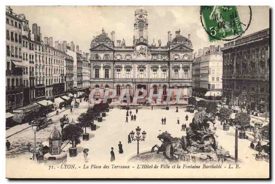 CPA Lyon La Place des Terreaux L'Hotel de Ville et la Fontaine Bartholdi
