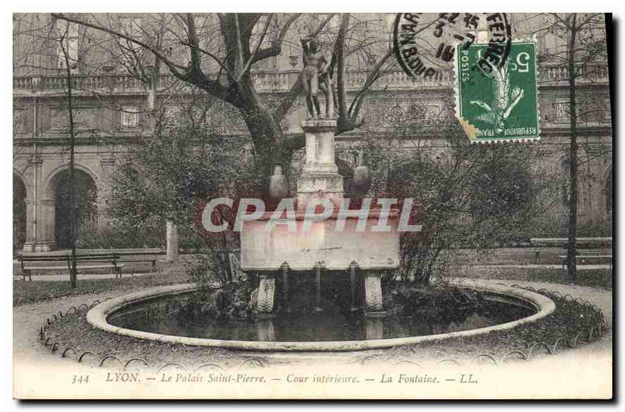 CPA Lyon Le Palais Saint Pierre Cour interieure La Fontaine
