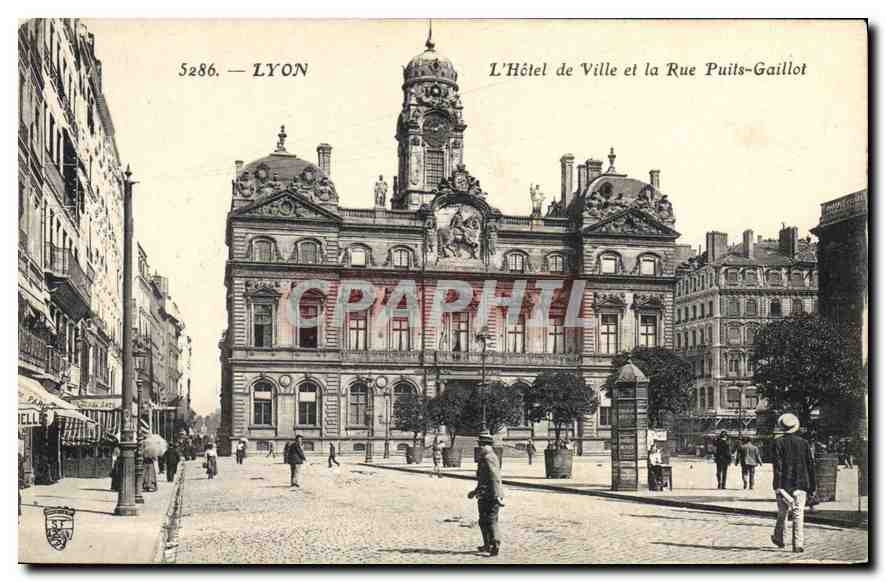 CPA Lyon L'Hotel de Ville et la Rue Puits Gaillot 