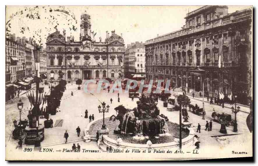 CPA Lyon Place des Terreaux L'Hotel de Ville et le Palais des Arts