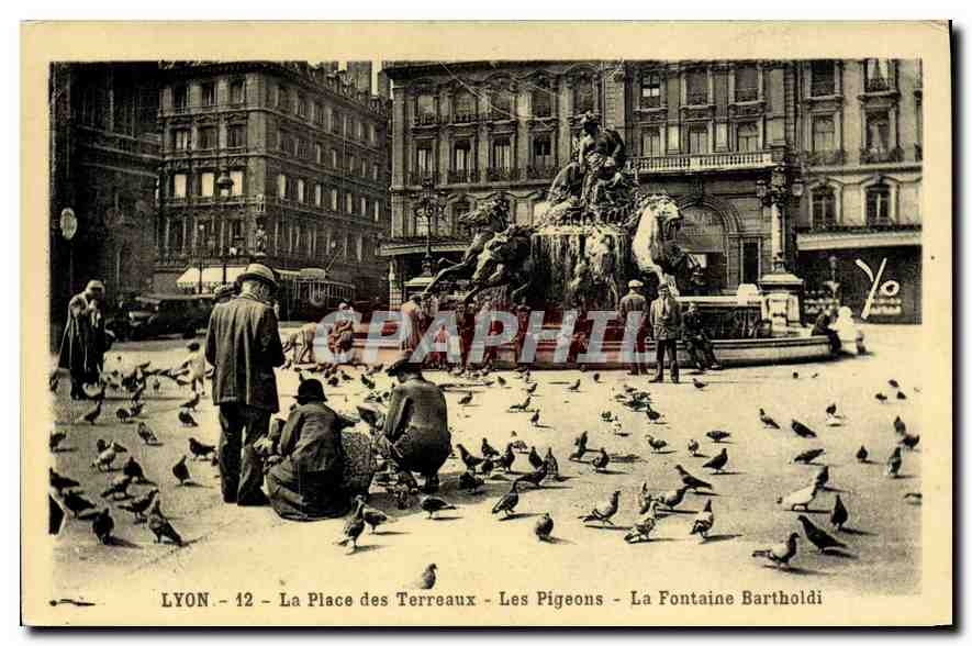 CPA Lyon La Place des Terreaux Les Pigeons La Fontaine Bartholdi