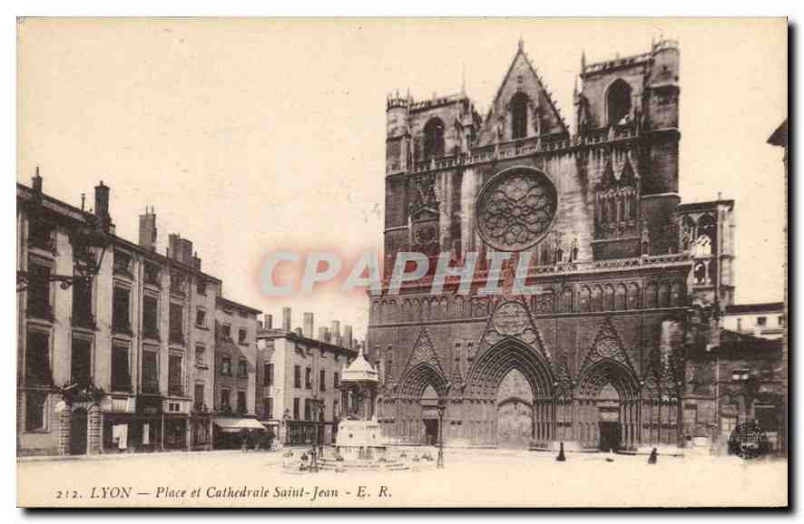 CPA Lyon Place et Cathedrale Saint Jean E R 