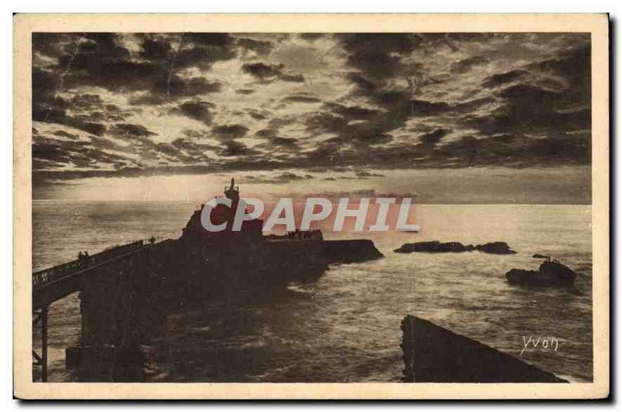 CPA Cote Basque Biarritz (Basses Pyrenees) Le Rocher de la Vierges au Crepuscule
