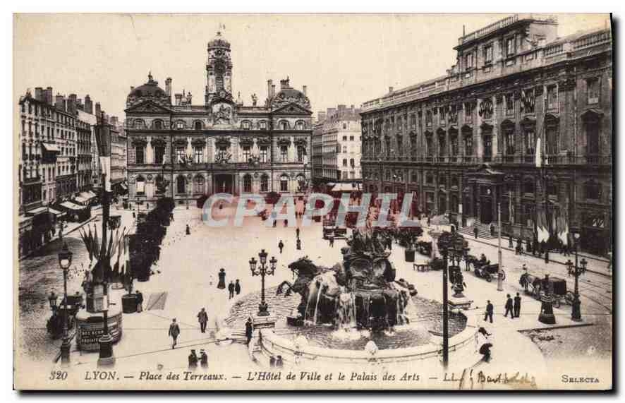 CPA Lyon Place des Terreaux L'Hotel de Ville et le Palais des Arts