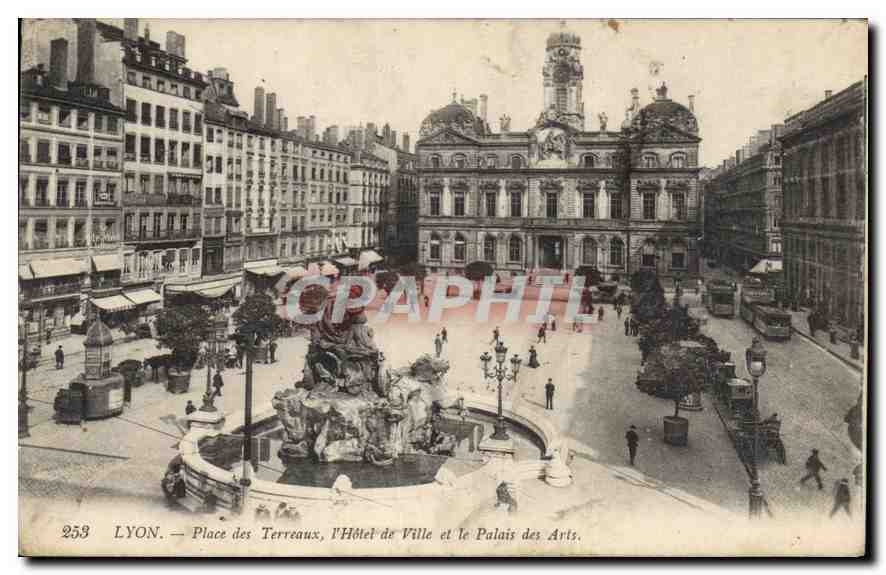 CPA Lyon Place des Terreaux l'Hotel de Ville et le Palais des Arts