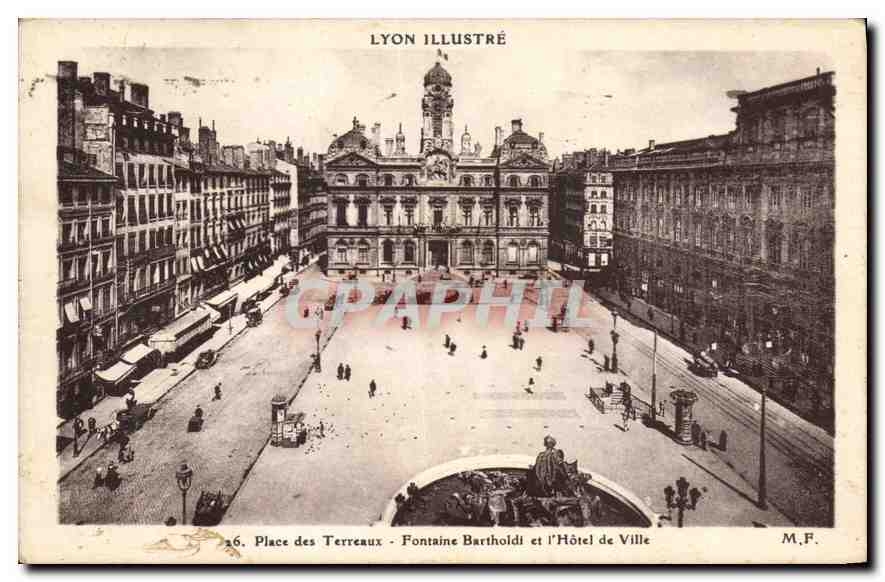 CPA Lyon illustre Place des Terreaux Fontaine Bartholdi et l'Hotel de Ville