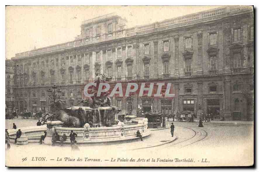 CPA Lyon La Place des Terreaux et le Palais des Arts et la Fontaine Bartholdi