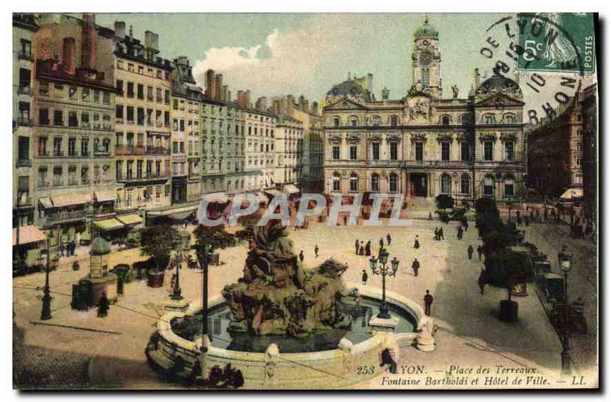 CPA Lyon Place des Terreaux Fontaine Bartholdi et l'Hotel de Ville