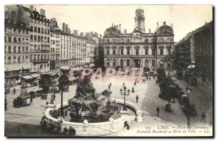 CPA Lyon Place des Terreaux Fontaine Bartholdi et l'Hotel de Ville
