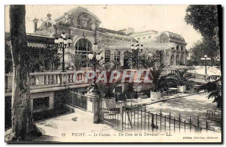 CPA Vichy Le Casino Un coin de la Terrasse