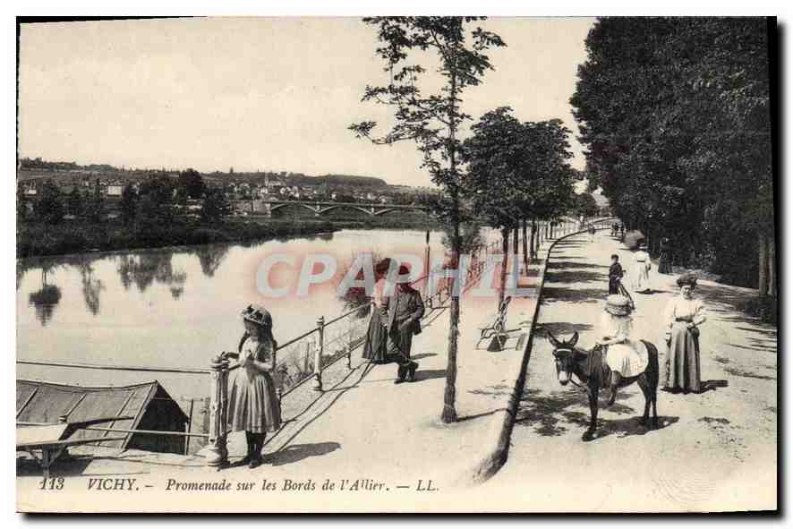 CPA Vichy Promenade sur les Bords de l'Allier Ane Mule