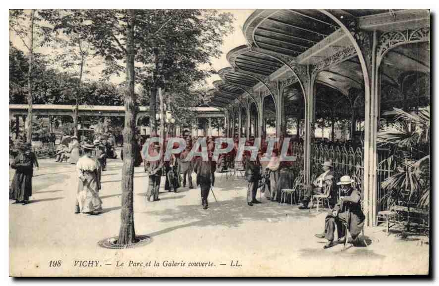 CPA Vichy Le Parc et la Galerue couverte