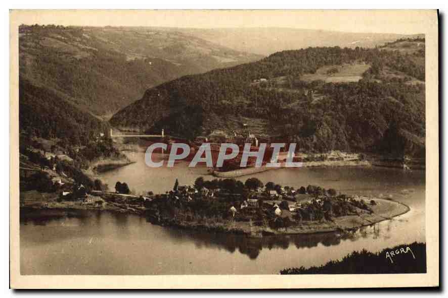CPA Vallee de la Truyere Cantal Lac de Sarrans la Presqu'ile de Laussac au fond l'Hospice de la Deve