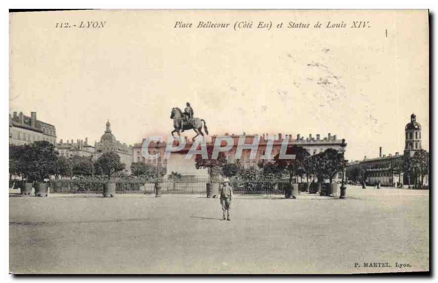 CPA Lyon place Bellecour Cote Est et statue de Louis XIV