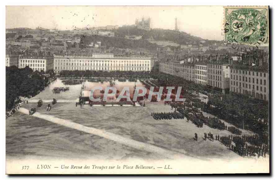 CPA Lyon une Revue des Troupes sur la place Bellecour Militaria