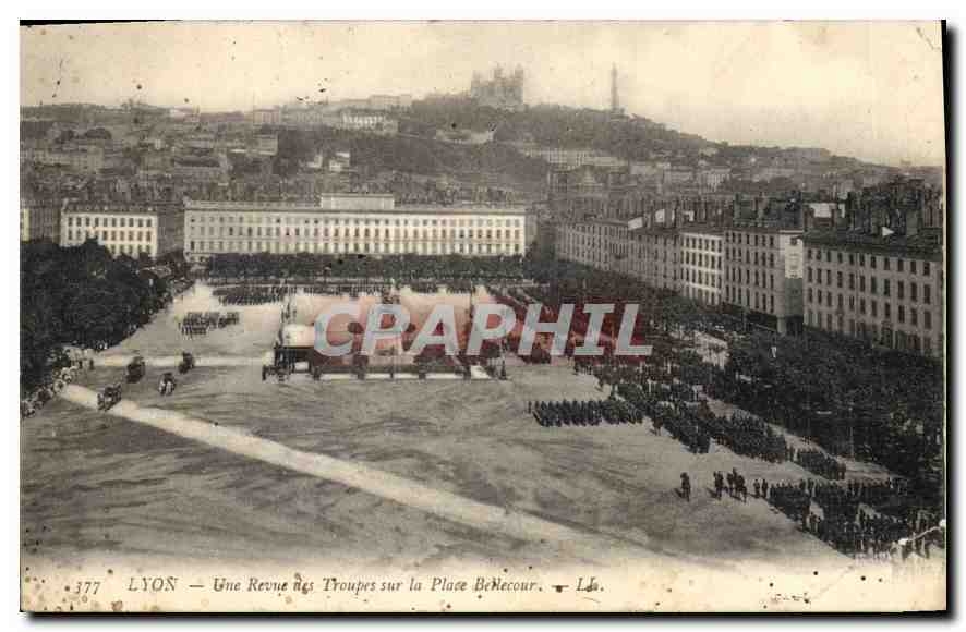 CPA Lyon une Revue des Troupes sur la place Bellecour Militaria