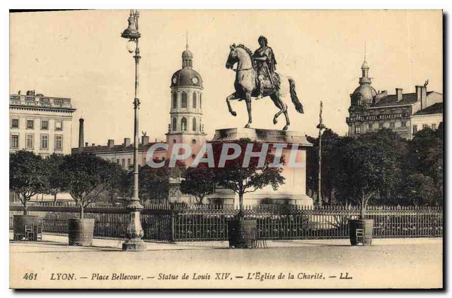 CPA Lyon Place Bellecour statue de Louis XIV l'eglise de la Charite 