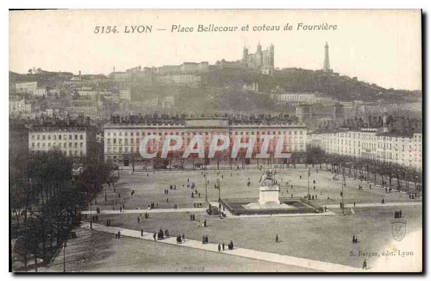 CPA Lyon Place Bellecour et Coteau de Fourviere 