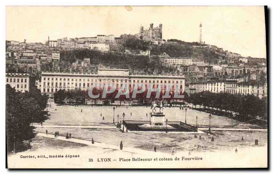 CPA Lyon place Bellecour et coteau de Fourviere 