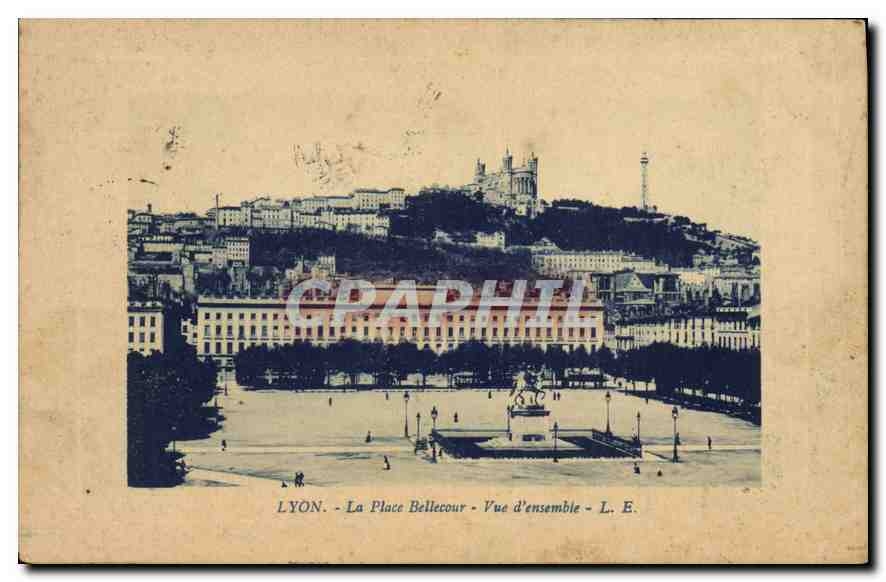 CPA Lyon la place Bellecour vue d'ensemble 