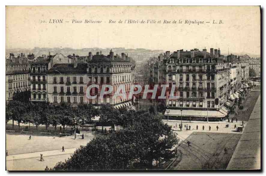 CPA Lyon Place Bellecour rue de l'hotel de Ville et rue de la Republique 