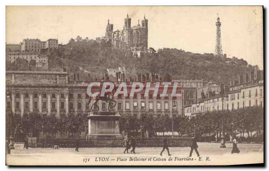 CPA Lyon place Bellecour et Coteau de Fourviere 