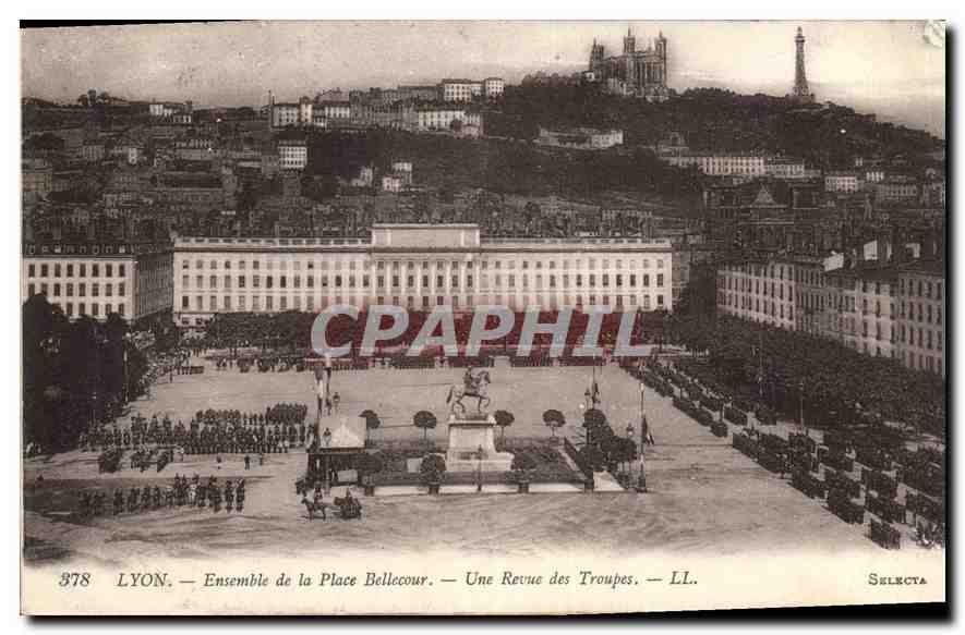CPA Lyon ensemble de la place Bellecour une Revue des Troupes Militaria