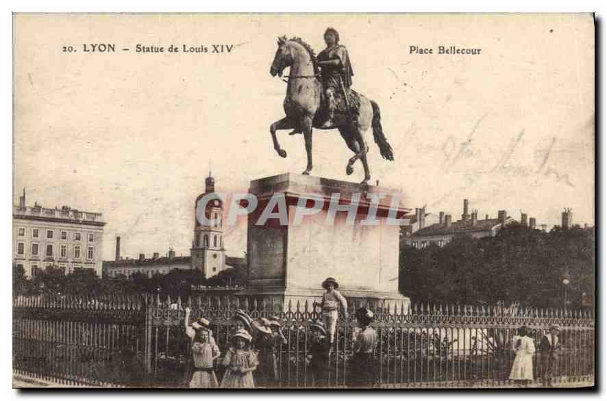 CPA Lyon statue de Louis XIV place Bellecour 