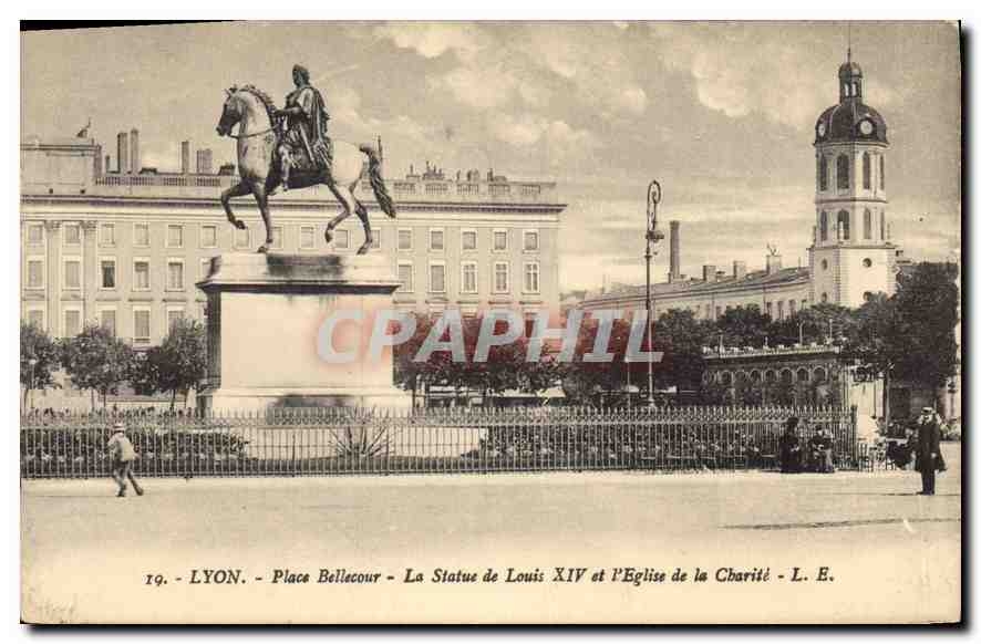 CPA Lyon place Bellecour la statue de Louis XIV et l'eglise de la Charite 