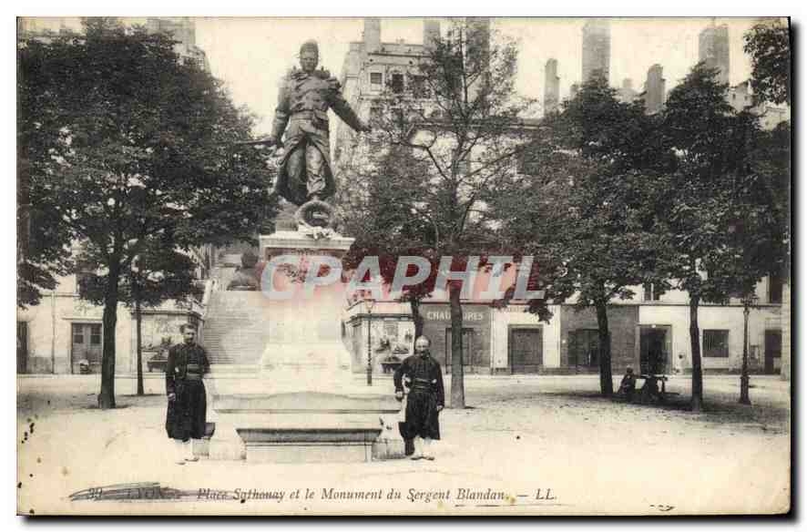 CPA Lyon Place Sathanay et le monument du Sergent Blandan 