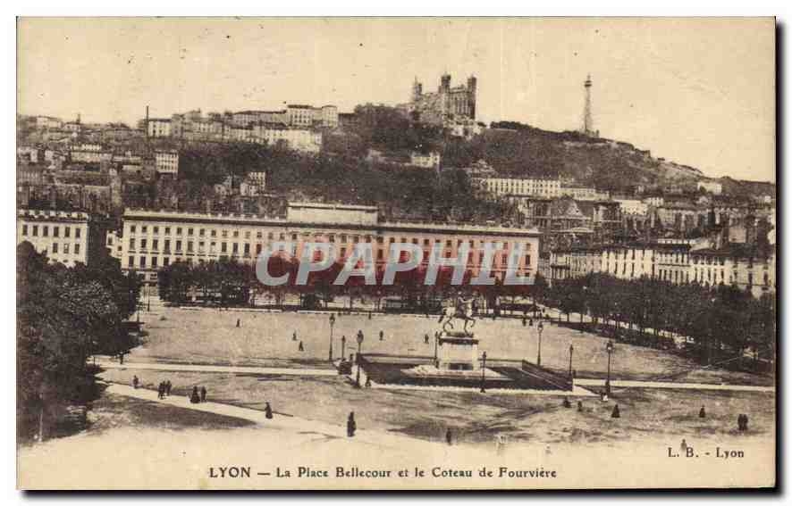 CPA Lyon La Place Bellecour et le Coetau de Fourviere 