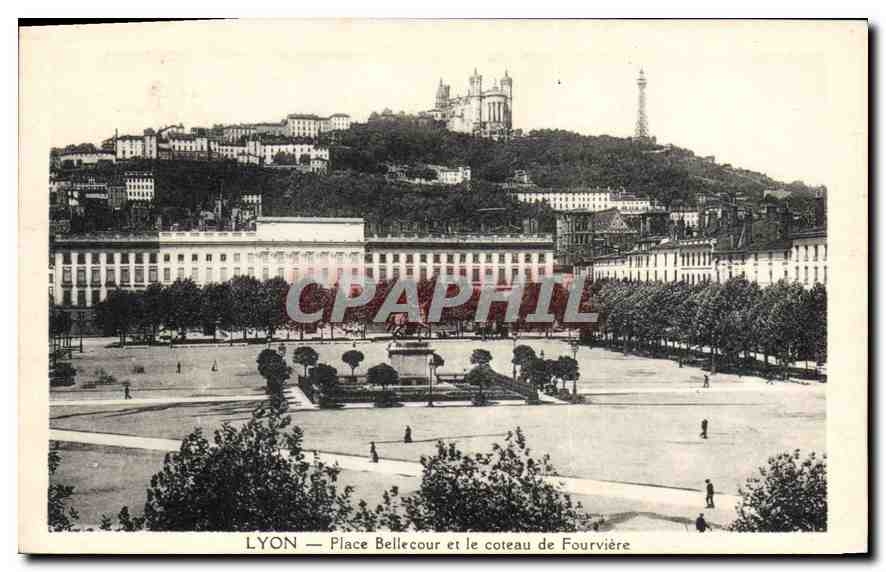 CPA Lyon Place Bellecour et le coteau de Fourviere