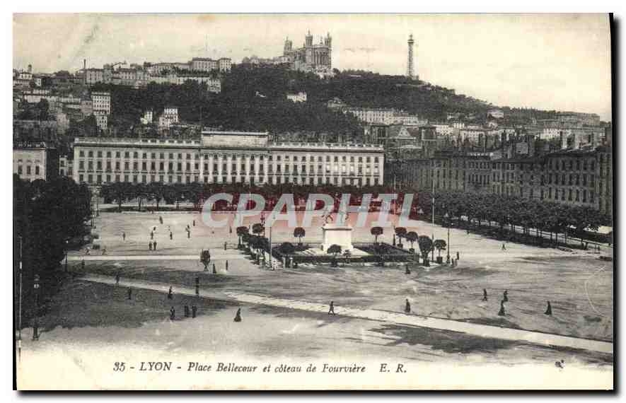 CPA Lyon Place Bellecour et coteau de Fourviere