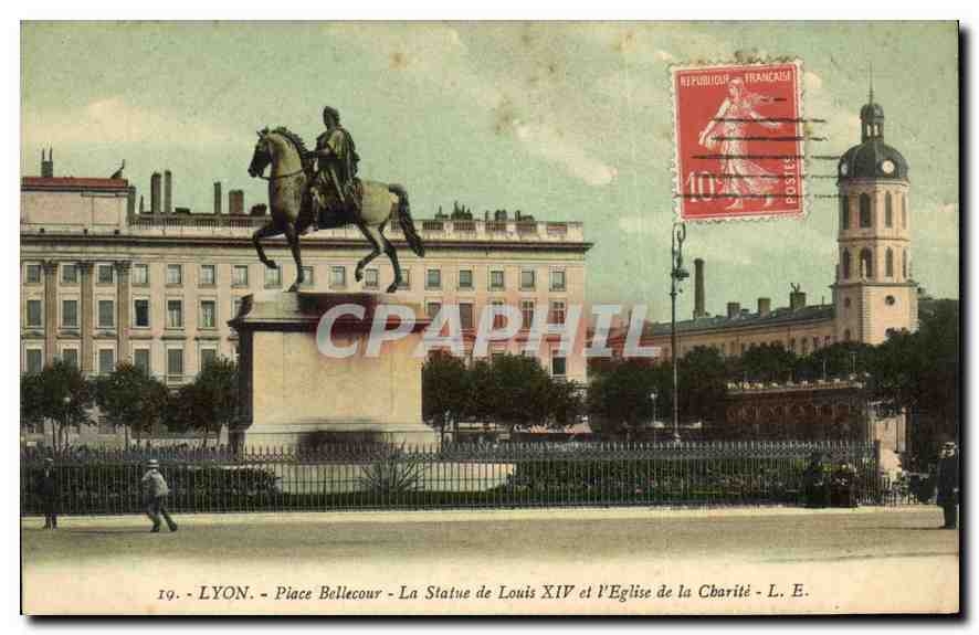 CPA Lyon Place Bellecour La Statue de Louis XIV et l'Eglise de la Cbarite 