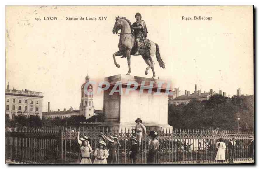 CPA Lyon Place Bellecour Statue de Louis XIV Enfants