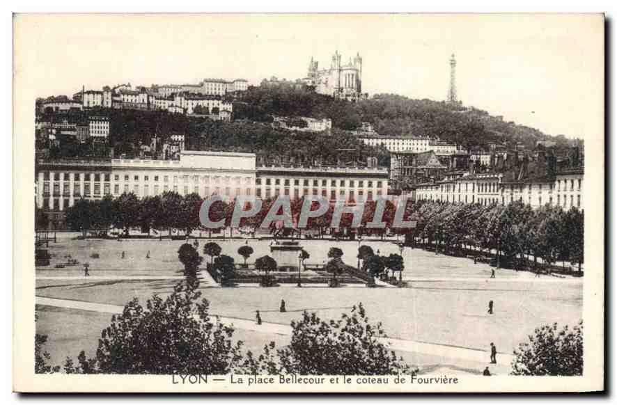 CPA Lyon Place Bellecour et le coteau de Fourviere