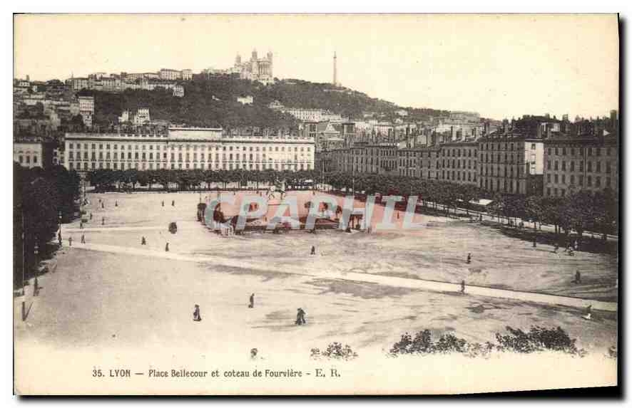 CPA Lyon Place Bellecour et coteau de Fourviere