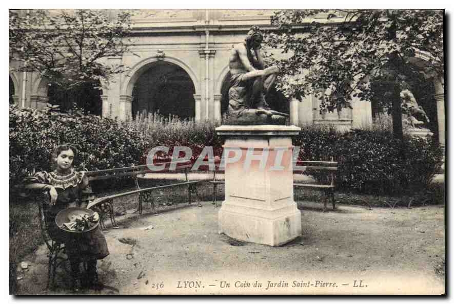 CPA Lyon Un Coin du Jardin Saint Pierre Enfant