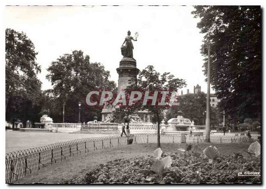 CPA Lyon Rhone Place Carnot et Monument de la Republique
