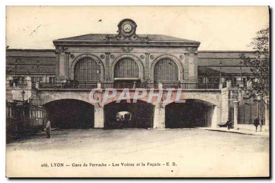 CPA Lyon Gare de Oerrache Les Voutes et la Facade 