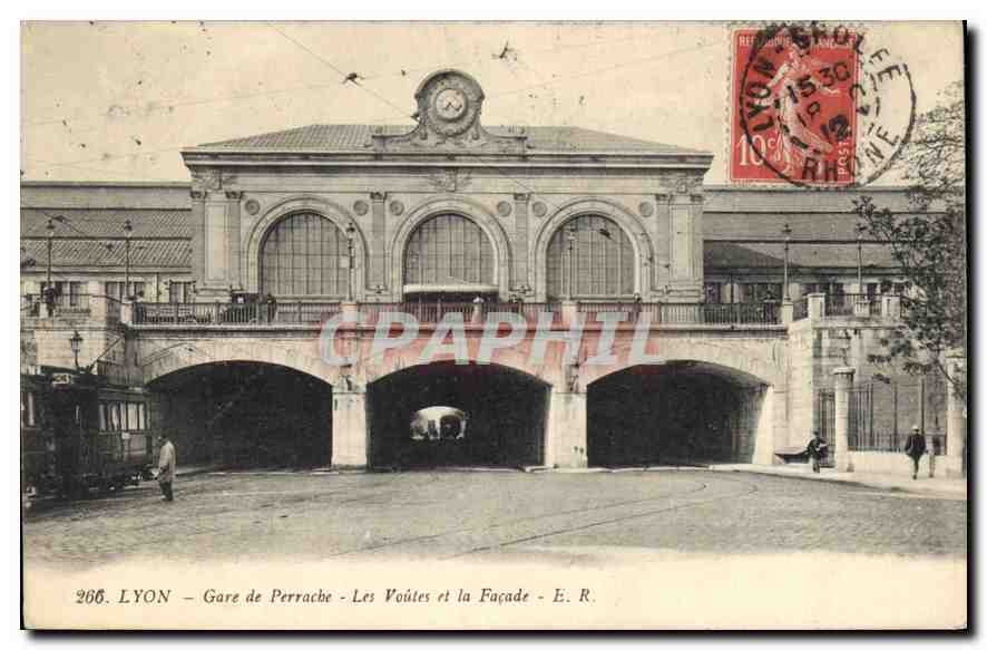 CPA Lyon Gare de Perracbe Les Voutes et la Facade 