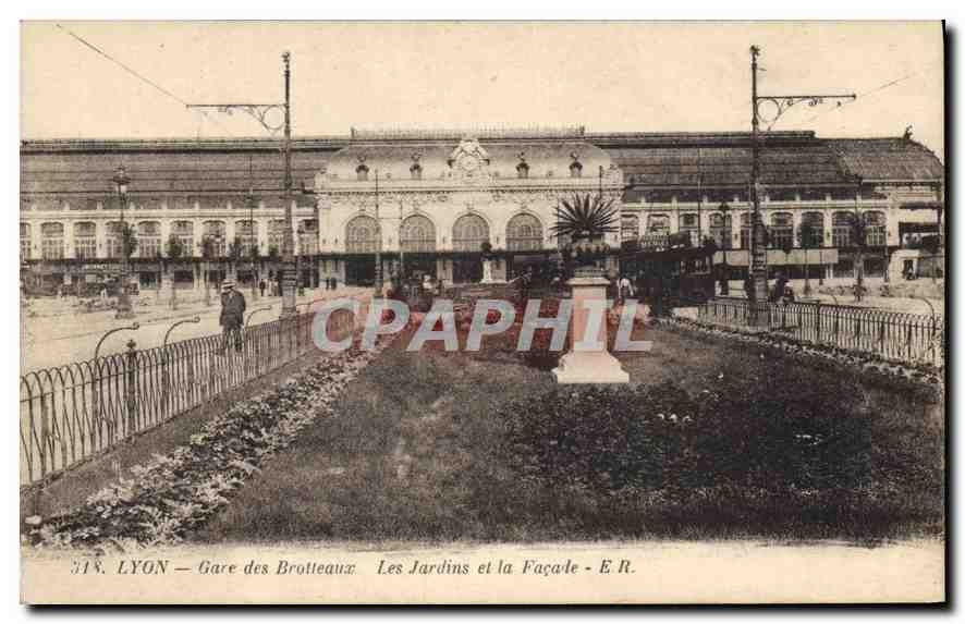 CPA Lyon Gare des Brotteaux Les Jardins et la Facade 