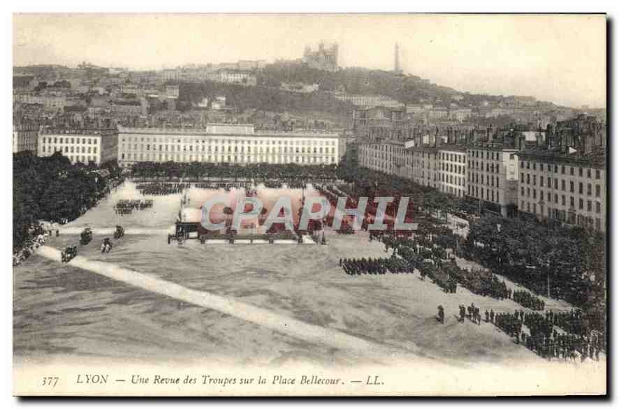 CPA Lyon Une Revue des Troupes sus la Place Bellecour Militaria